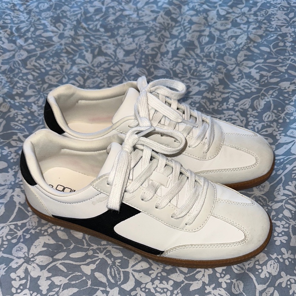 NOBO Athletic Shoes White and Black Retro Design